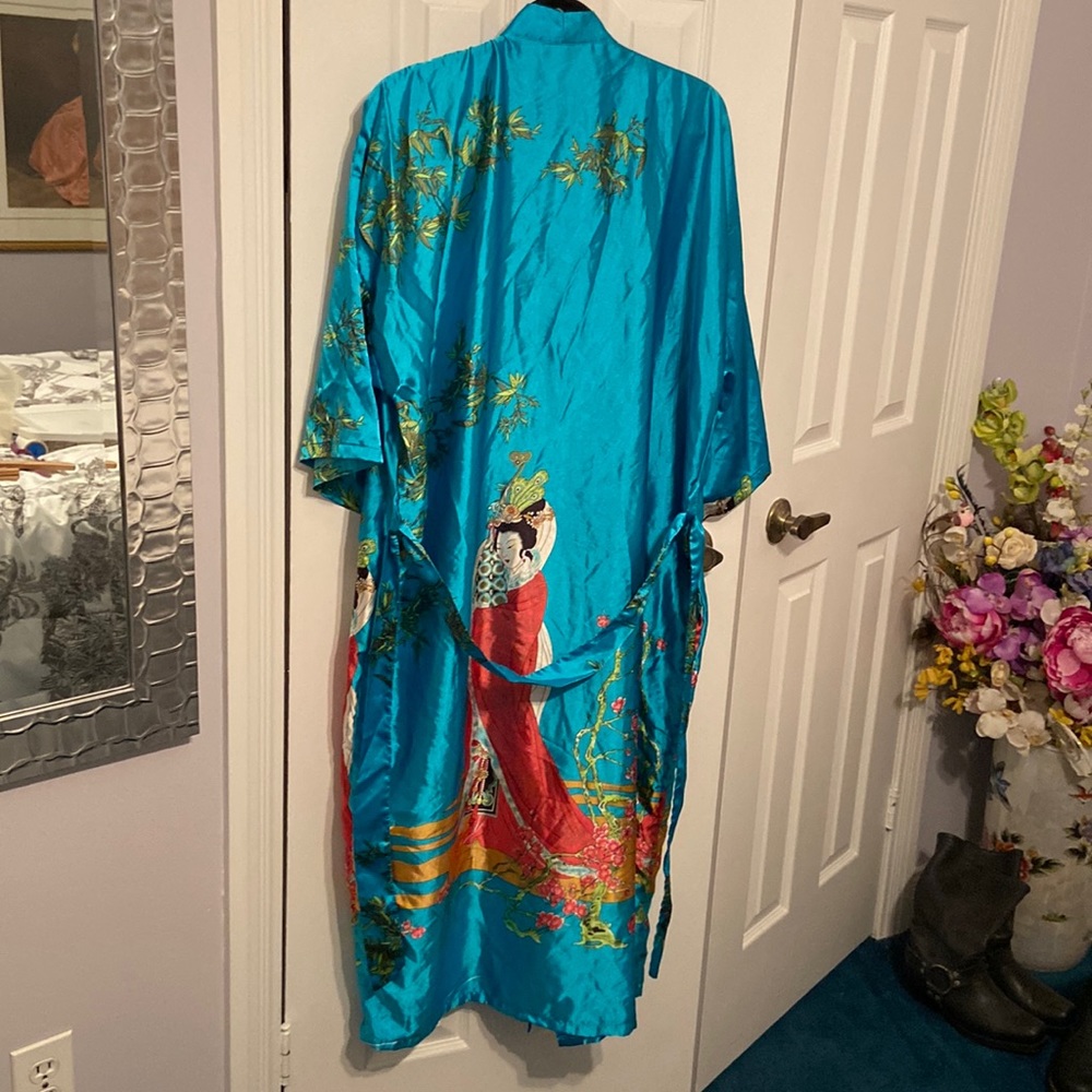 Spectacular Silken robe!!! 💙💚💜❤️